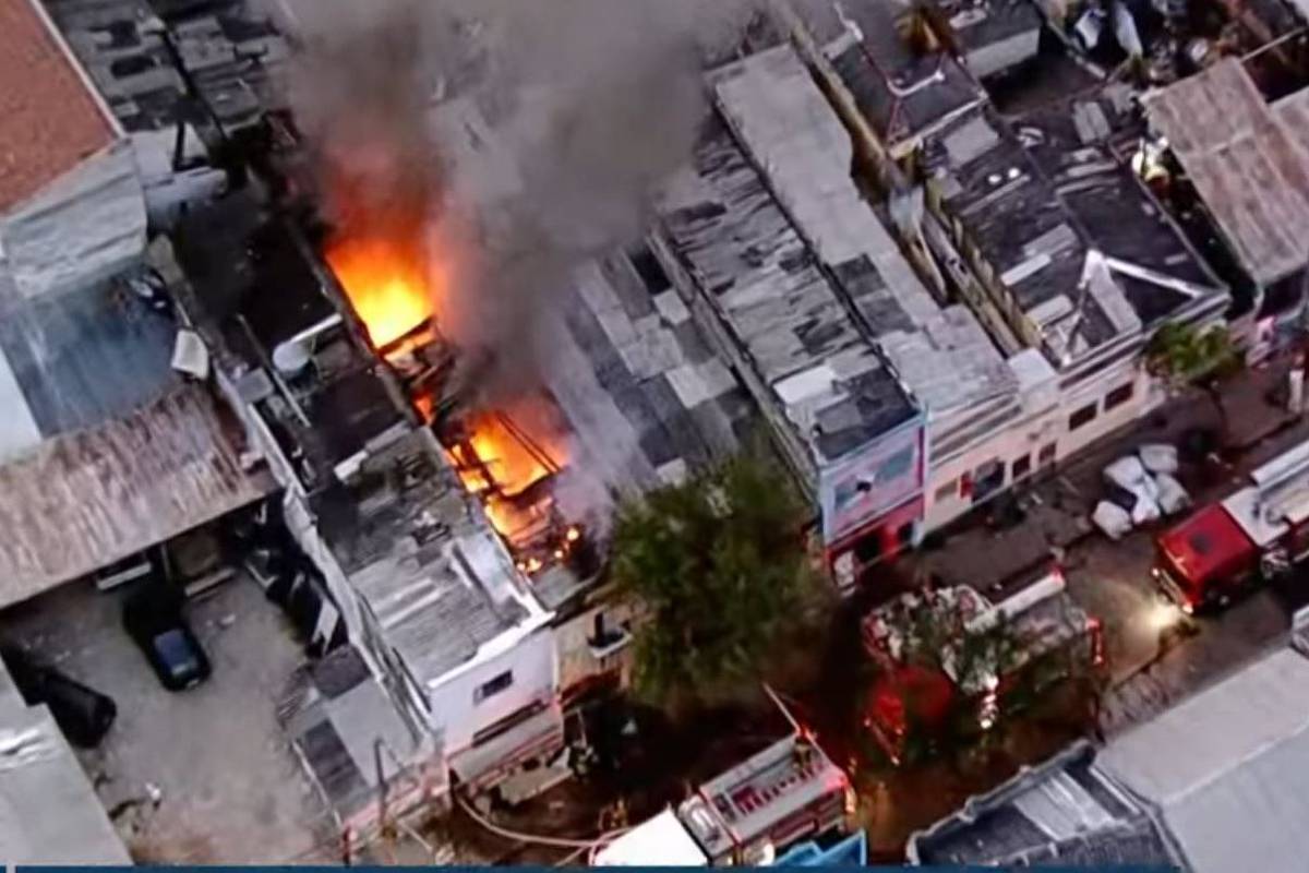 Incêndio destrói galpão de material reciclável na Liberdade, em SP