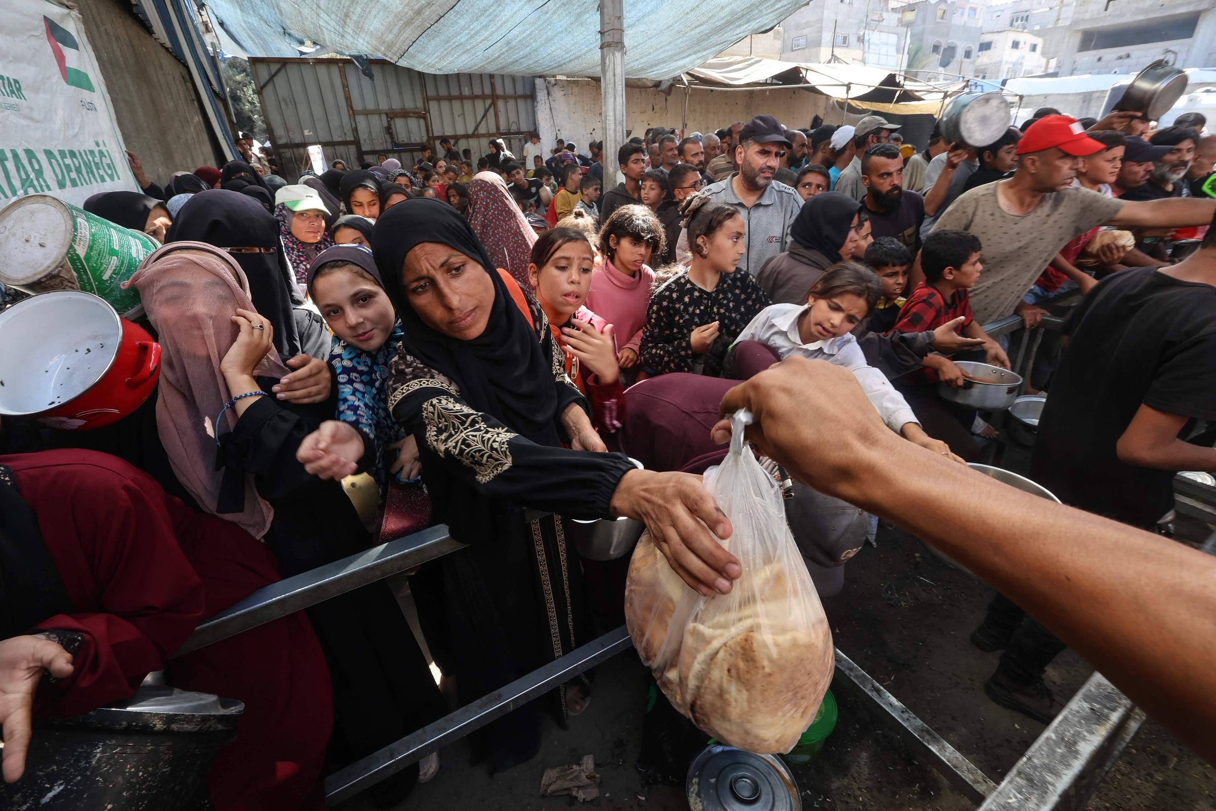 Guerra na Faixa de Gaza testa limites e papéis de organizações humanitárias