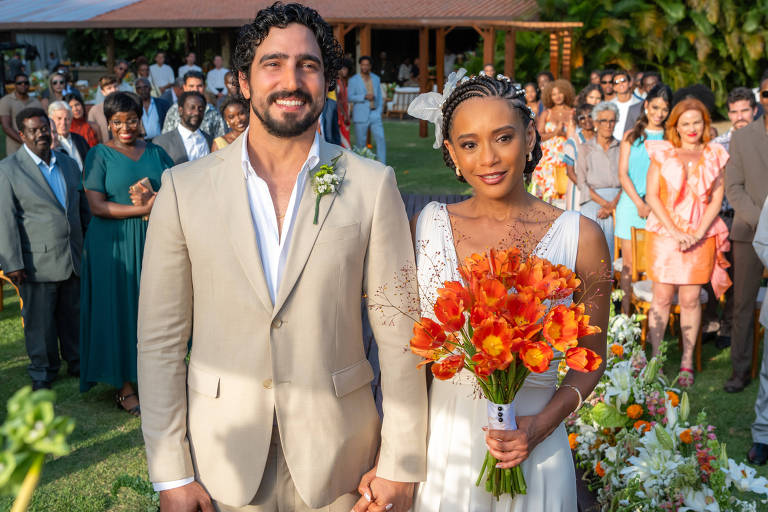 Raquel (Taís Araujo) e Ivan (Renato Góes) celebram sua união com amigos e familiares.