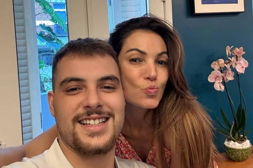 Patrícia Poeta chora ao vivo e cita problema pessoal com filho: 'Está sendo difícil'