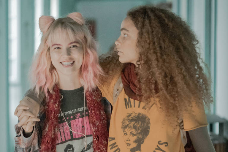 Pedro Alves, Alanis Guillen e Leticia Vieira em cena da série "Vermelho Sangue", bash  Globoplay