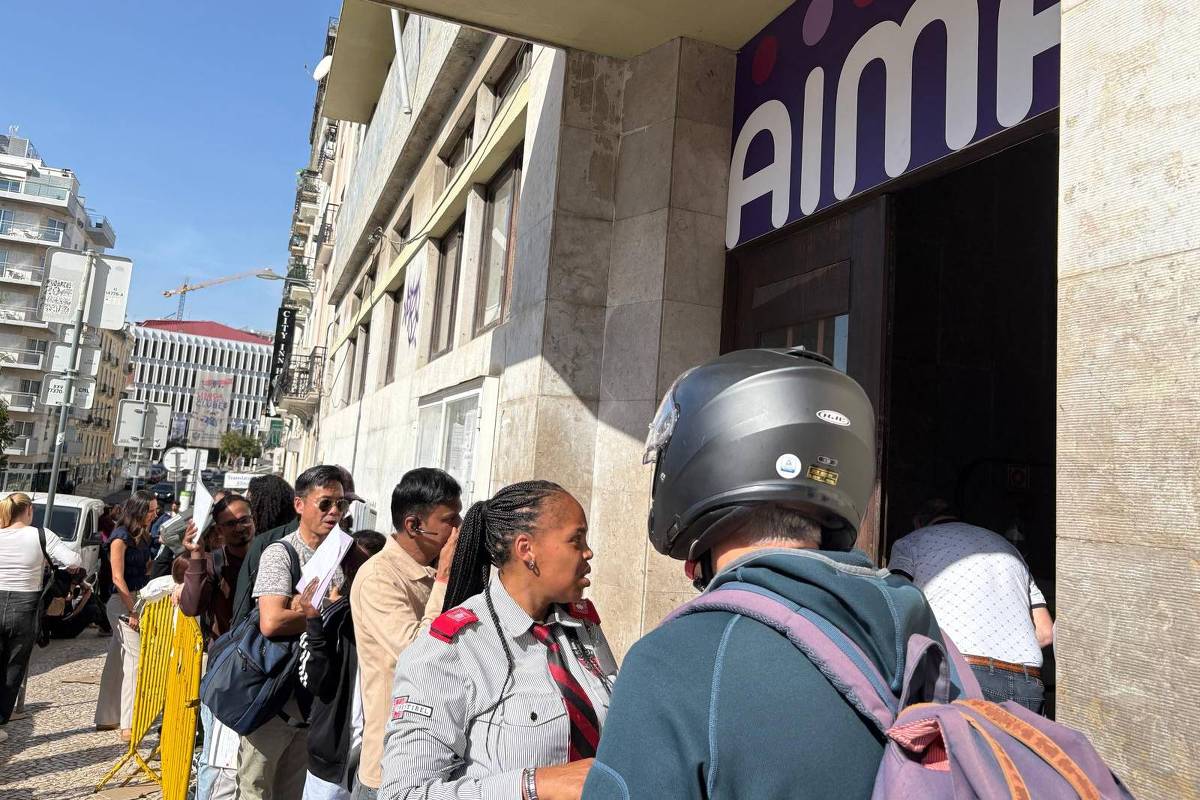 Fila em agência de imigração de Portugal faz estrangeiros passarem a madrugada na calçada