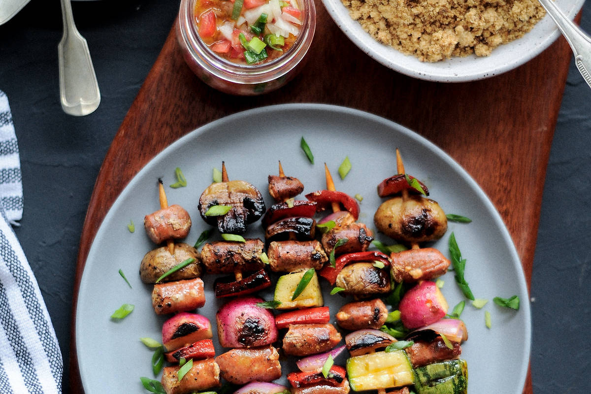 Como fazer espetinho com legumes marinados e linguiça na frigideira