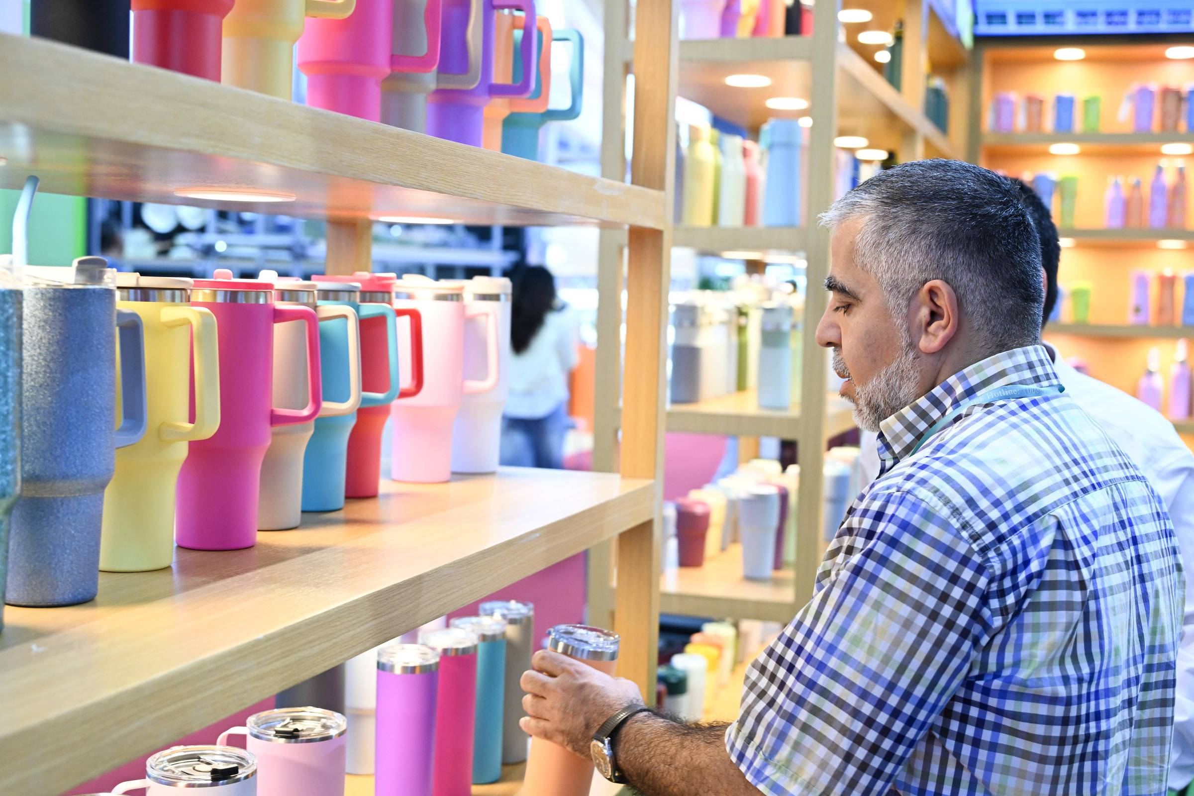 Montanha-russa tarifária faz com que exportadores chineses 'desistam' dos EUA