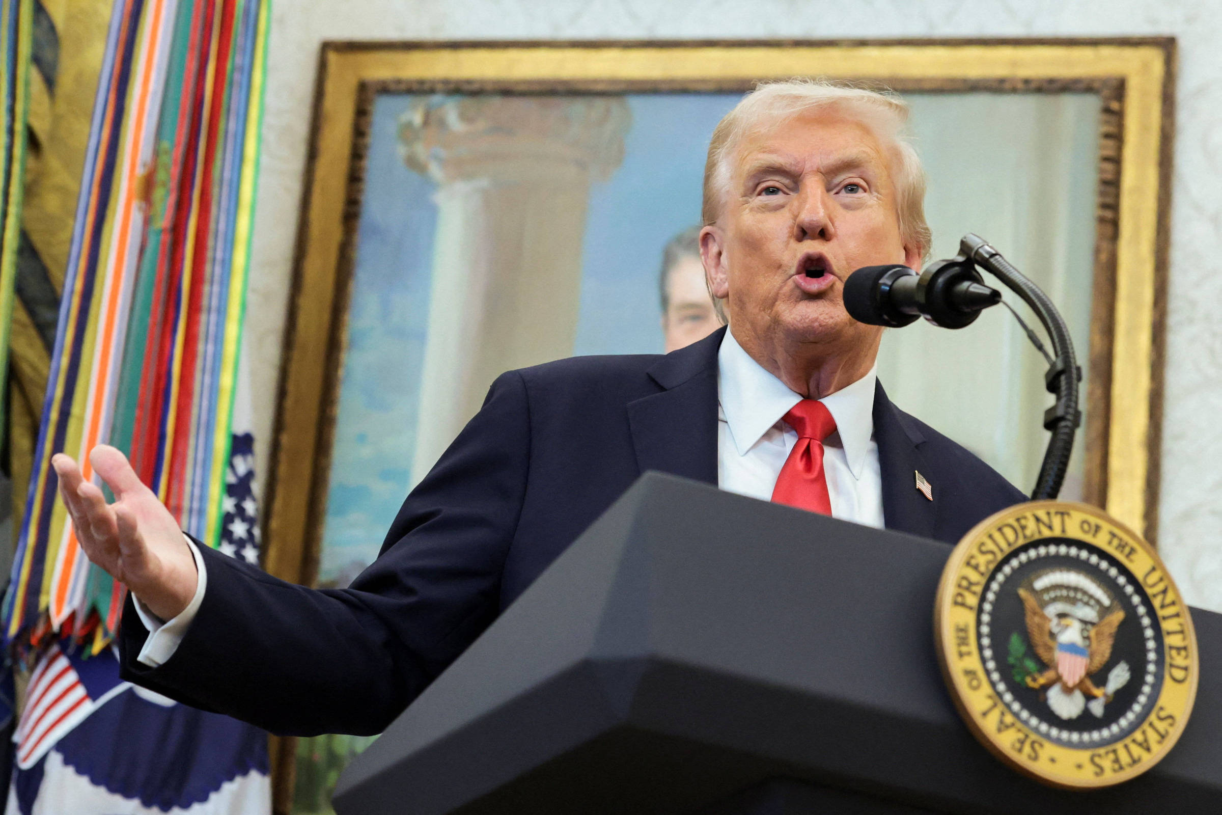 Trump diz que tarifa de 100% sobre a China não é sustentável
