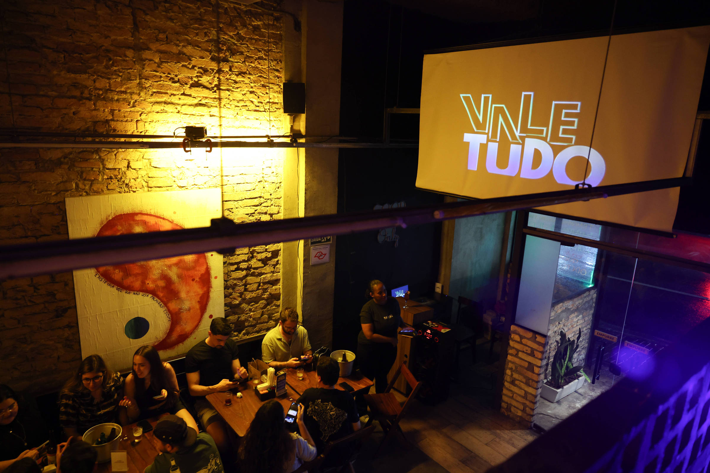 Final de 'Vale Tudo' faz fãs e 'haters' da novela lotarem bares em São Paulo