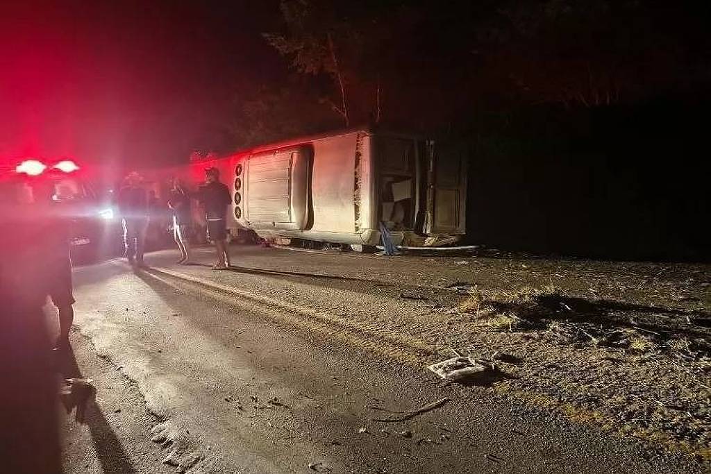 Acidente com ônibus de turismo deixa mortos no Agreste de Pernambuco