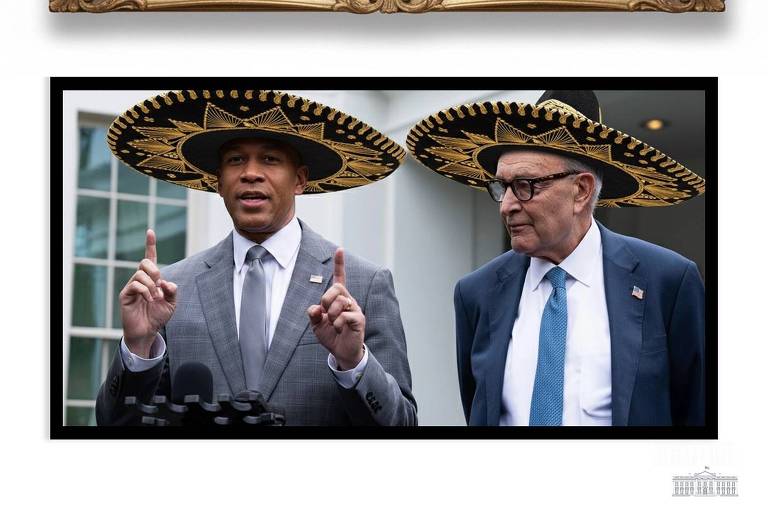 Retrato em moldura dourada mostra dois homens com coroas reais, um de terno azul e outro de terno cinza, com bandeiras americanas ao fundo. Abaixo, foto de dois homens em terno e gravata usando sombreros mexicanos, um deles gesticulando com as mãos durante discurso ao ar livre.