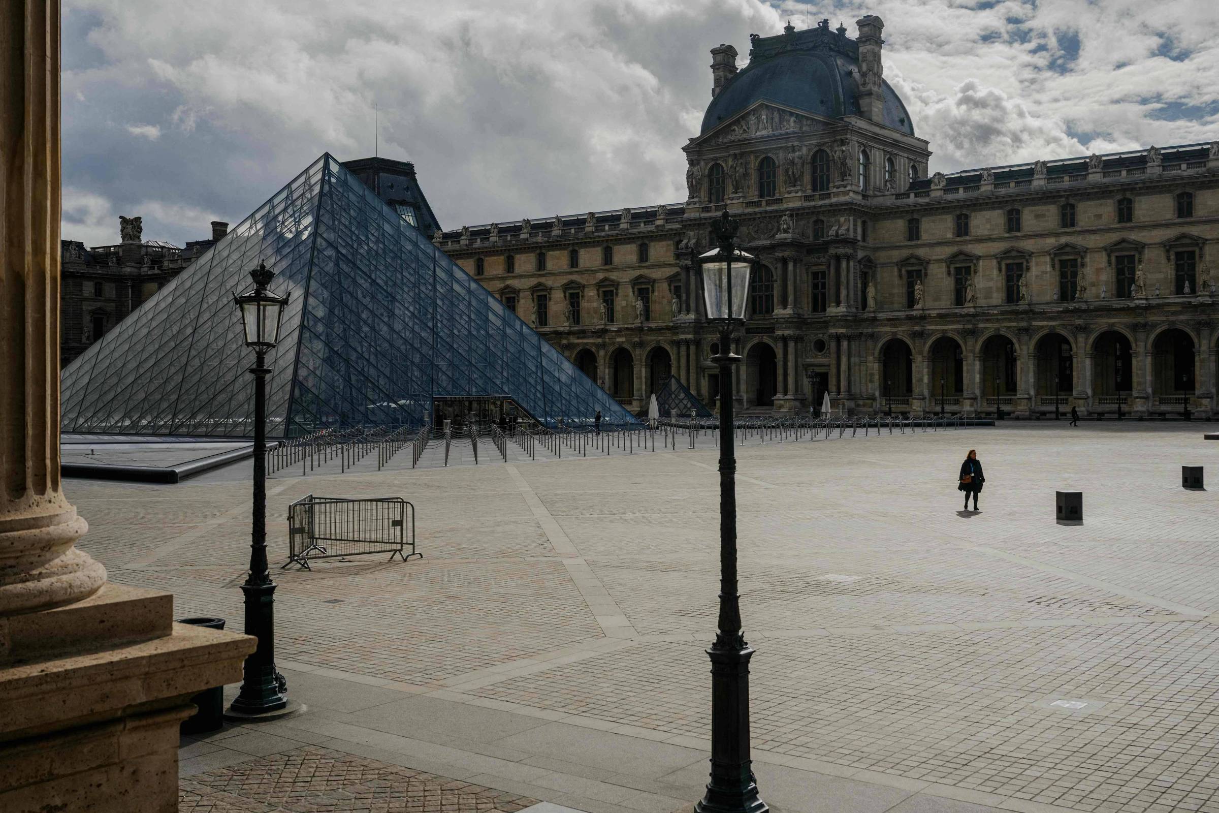 França faz avaliação da segurança de museus após roubo no Louvre