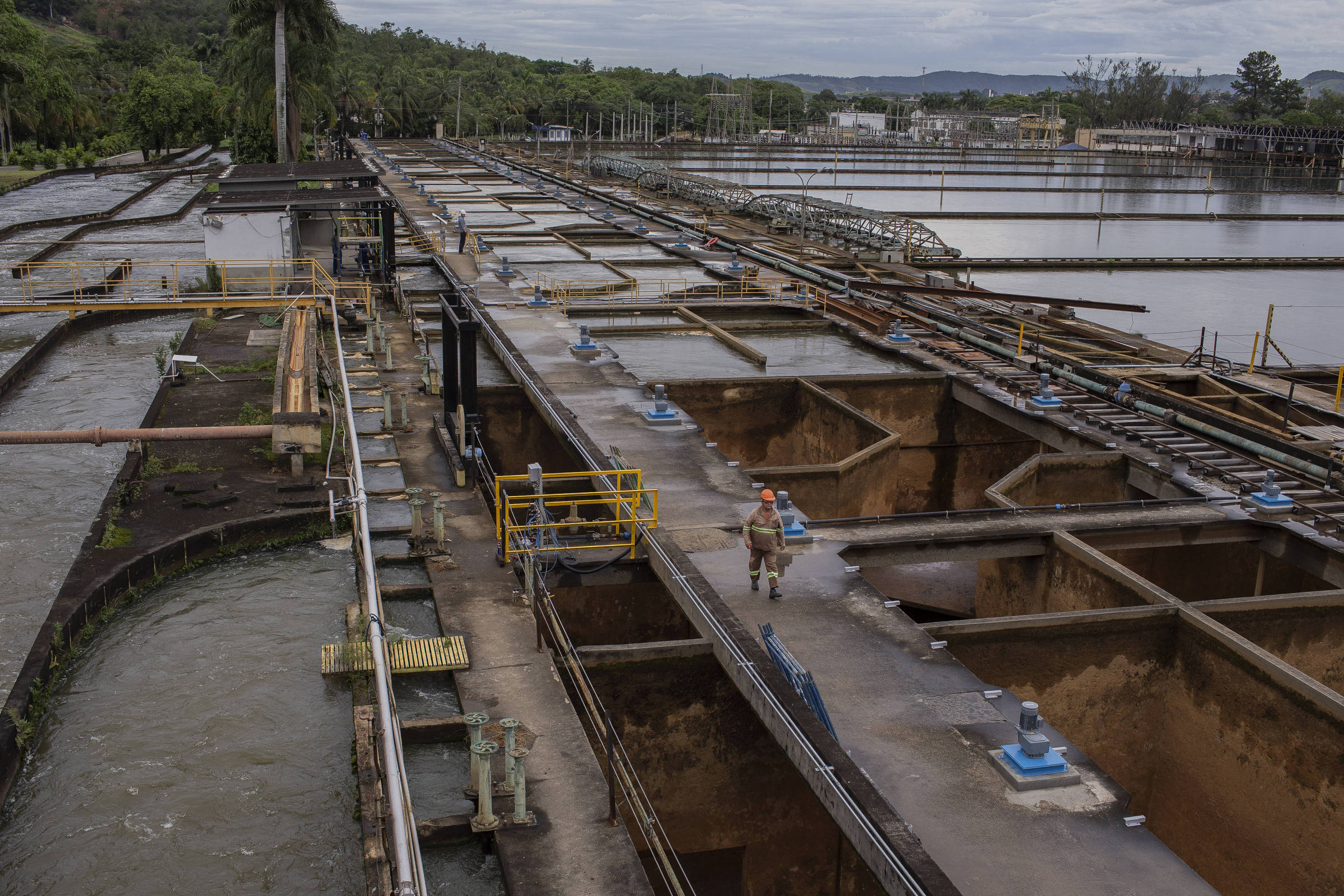 Quatro anos após privatização, governo do Rio negocia reequilíbrio de concessionárias de saneamento