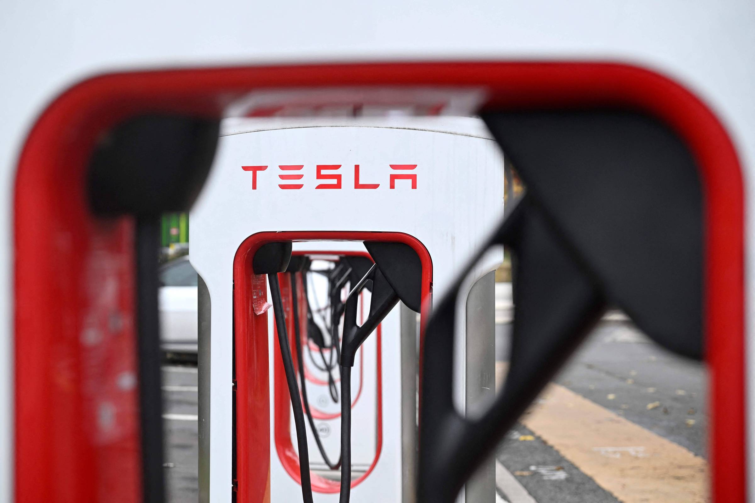 Tesla domina mercado britânico de megabaterias
