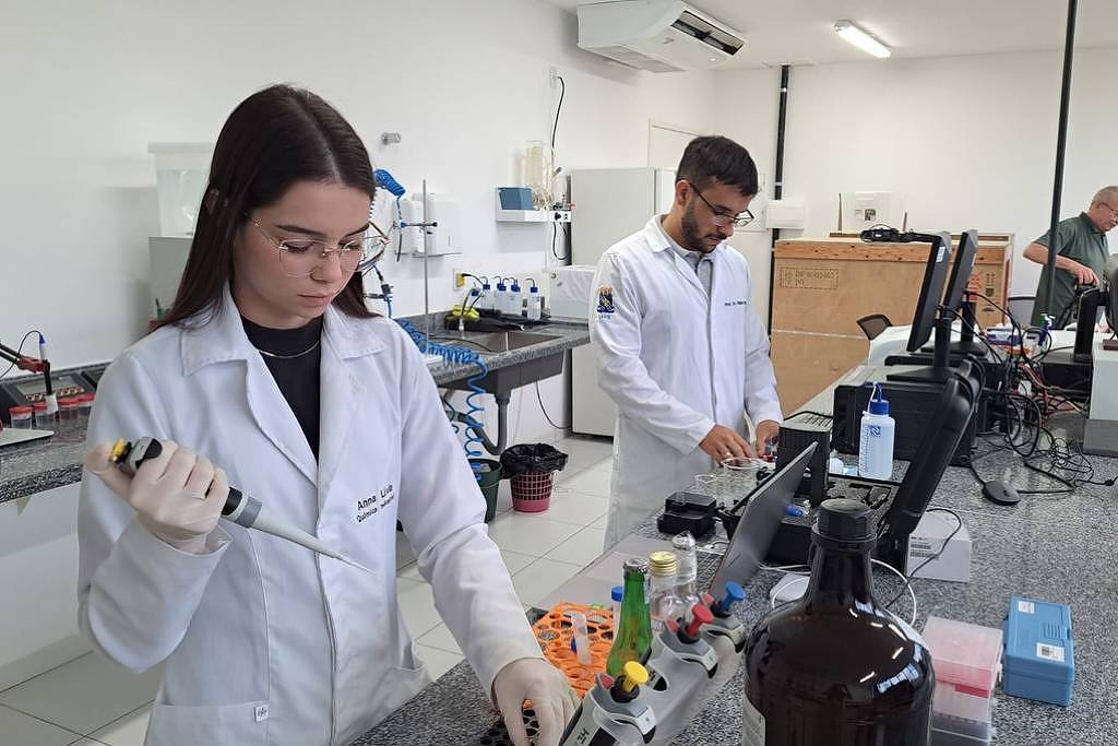 Pesquisadores da Paraíba desenvolvem canudo que detecta metanol em bebidas adulteradas