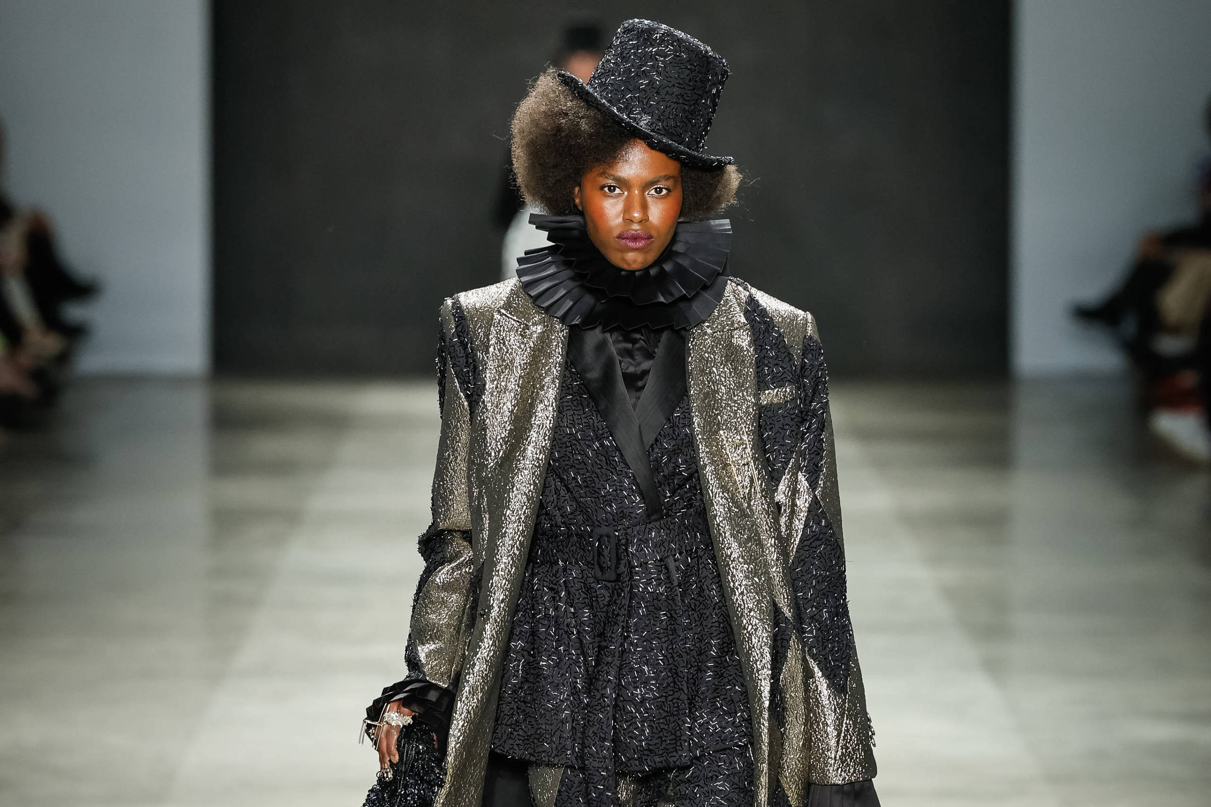 Looks reluzentes de Gustavo Silvestre e Apartamento 03 fecham a semana de moda