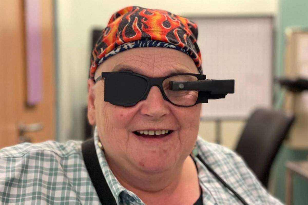 O revolucionário implante ocular que ajuda pacientes cegos a ler de novo