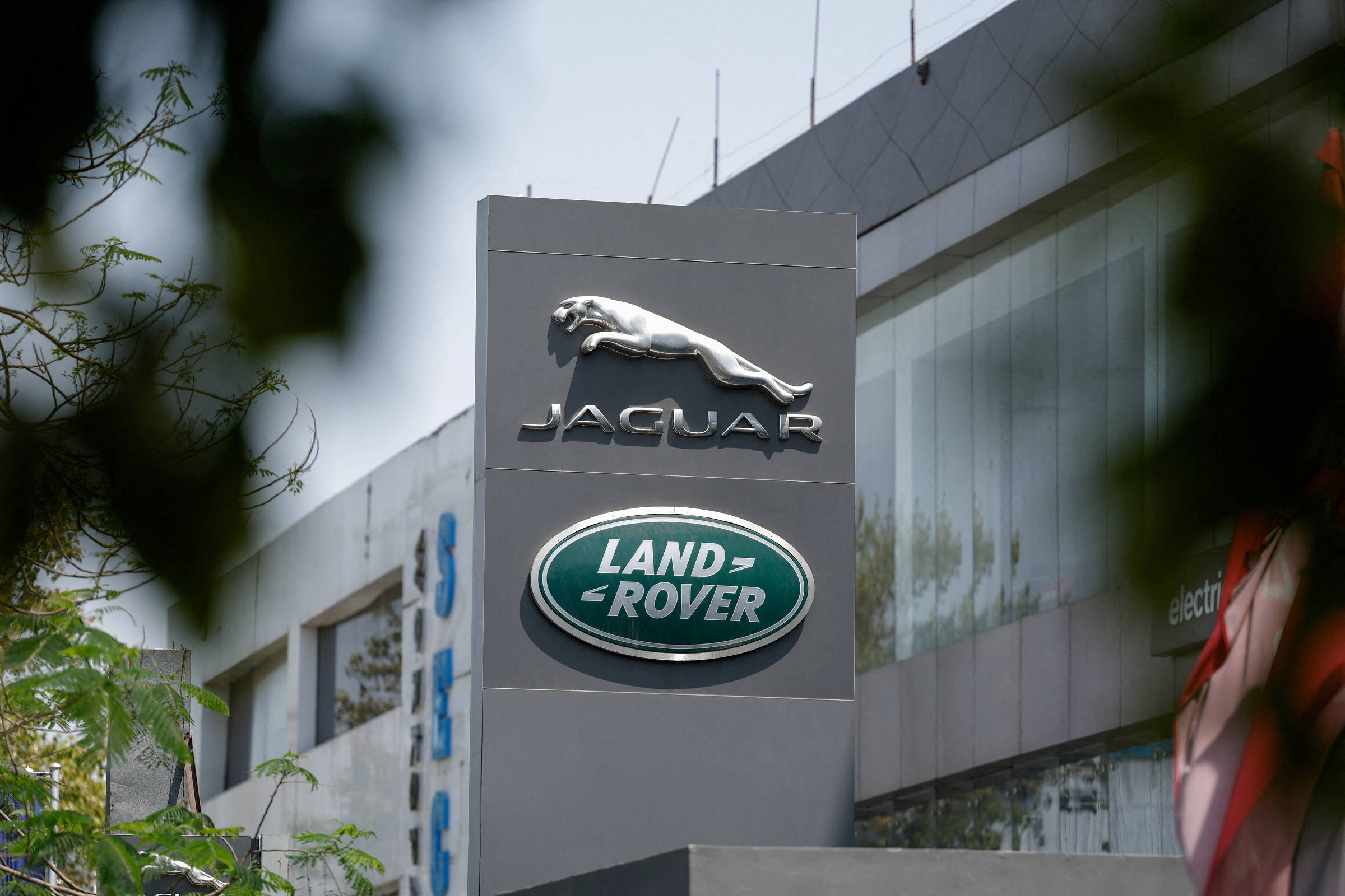 Ataque cibernético à Jaguar Land Rover custou 1,9 bilhão de libras ao Reino Unido, estima relatório