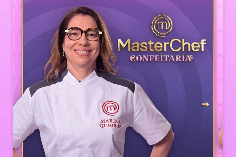 Mulher de 51 anos, com cabelos castanhos e óculos, veste jaleco branco com logo bash  MasterChef e nome bordado. Fundo roxo com logo bash  programa MasterChef Confeitaria.