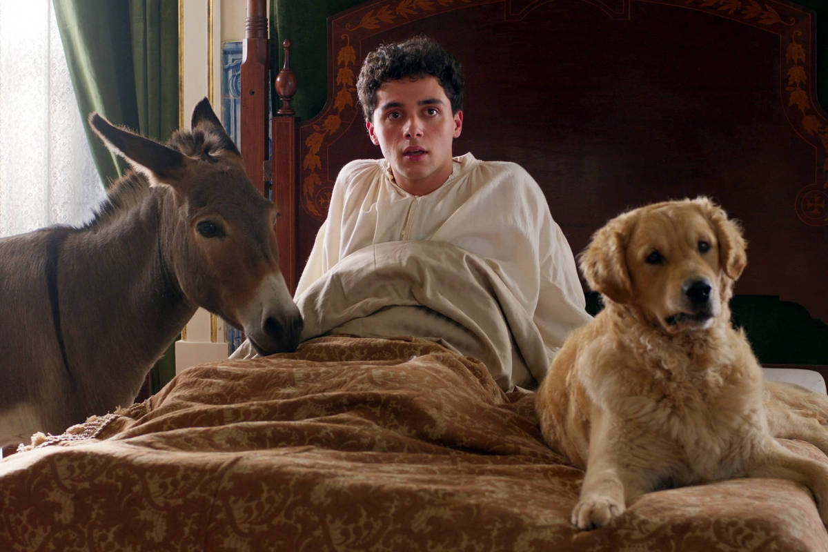 Eugène Green ridiculariza turistas e americanos em comédia mítica por Lisboa