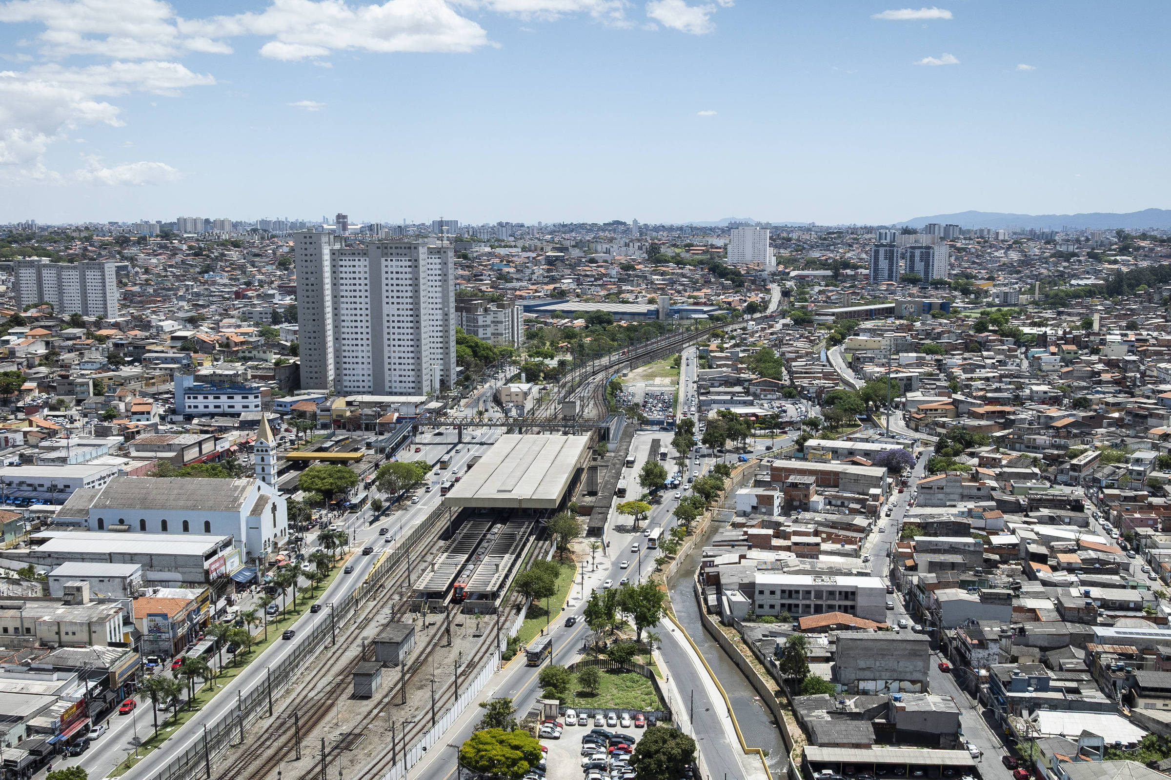 Sem metrô, mas com trem, Guaianases verticaliza com habitação popular