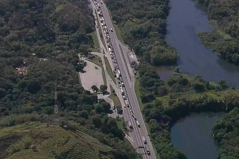 176122322368fa2237e8c4a_1761223223_3x2_md Perseguição policial termina em acidente com três carretas e trava via Dutra no RJ; uma pessoa morre