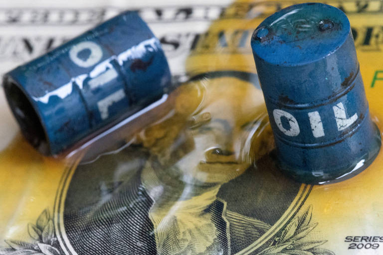 Vladimir Putin em discurso, analisando sanções contra a Rússia.