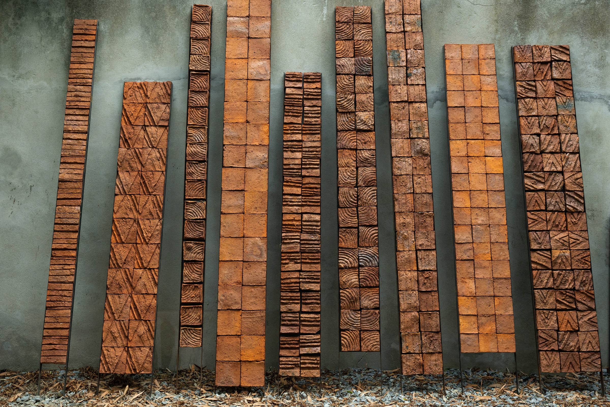 Exposição entrelaça obras singelas e monumentais para refletir sobre sociedade