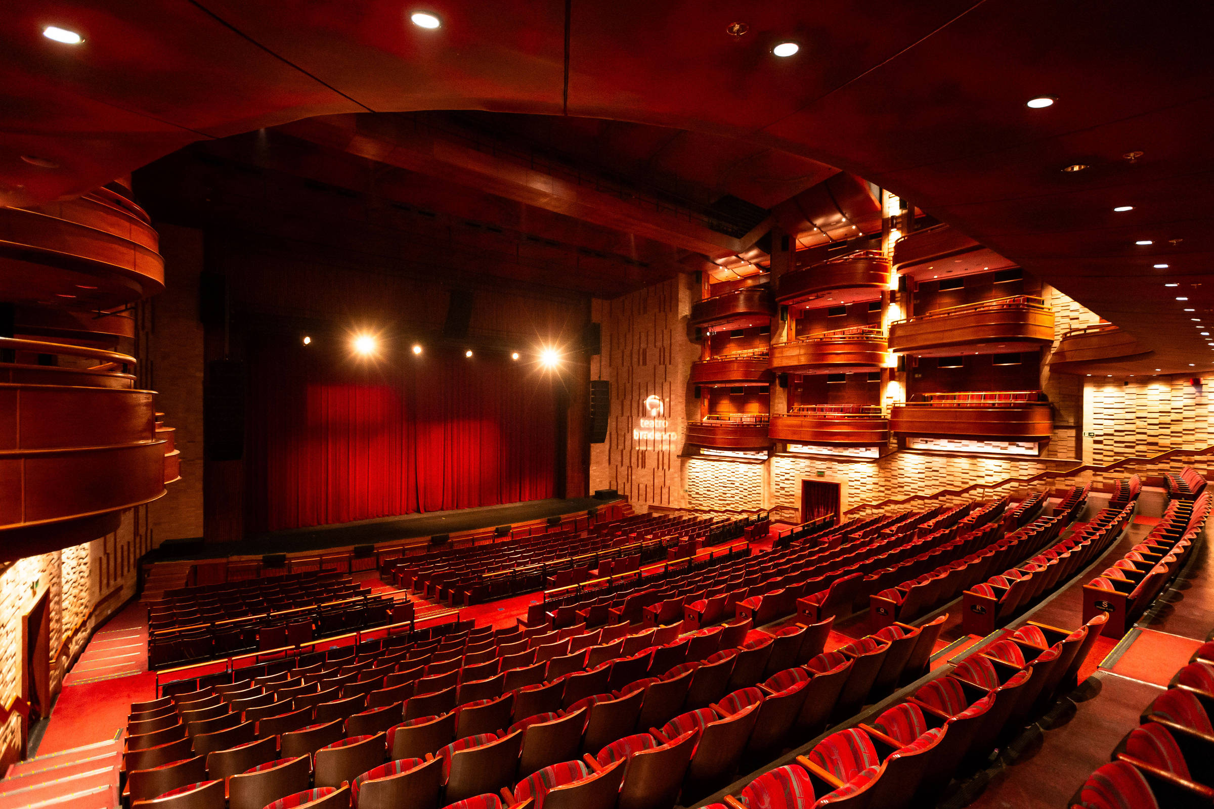 Com ambiente aconchegante do foyer à plateia, Teatro Bradesco é eleito o mais confortável de SP