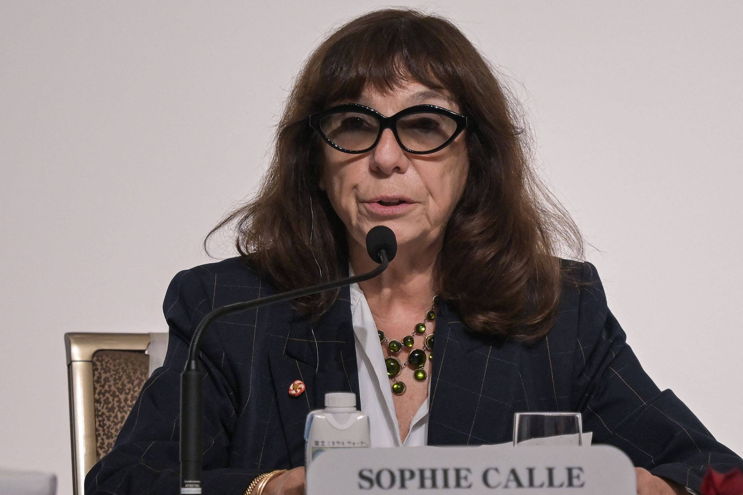 Artista Sophie Calle conta de quando fazia striptease e lamenta condição feminina