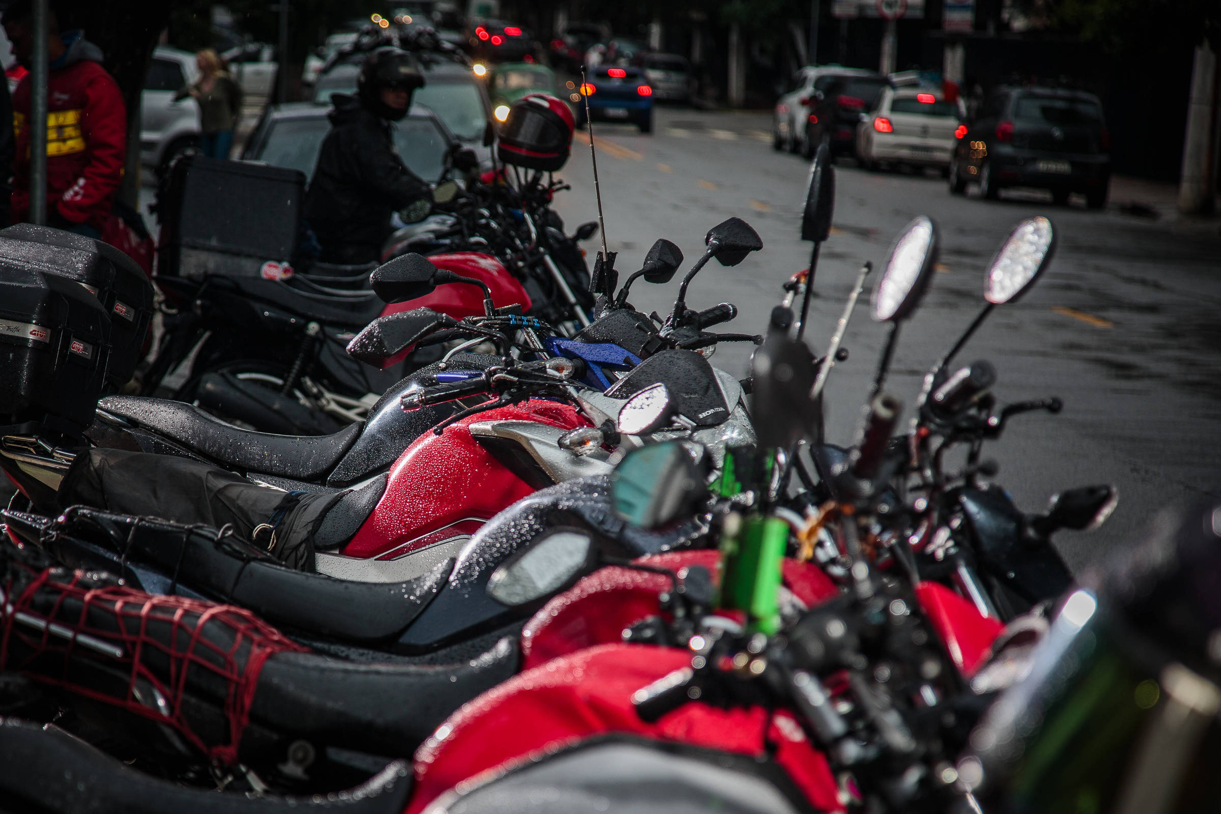 Guerra dos apps de delivery vira caso de polícia, e ex-funcionários do iFood são alvo de busca e apreensão