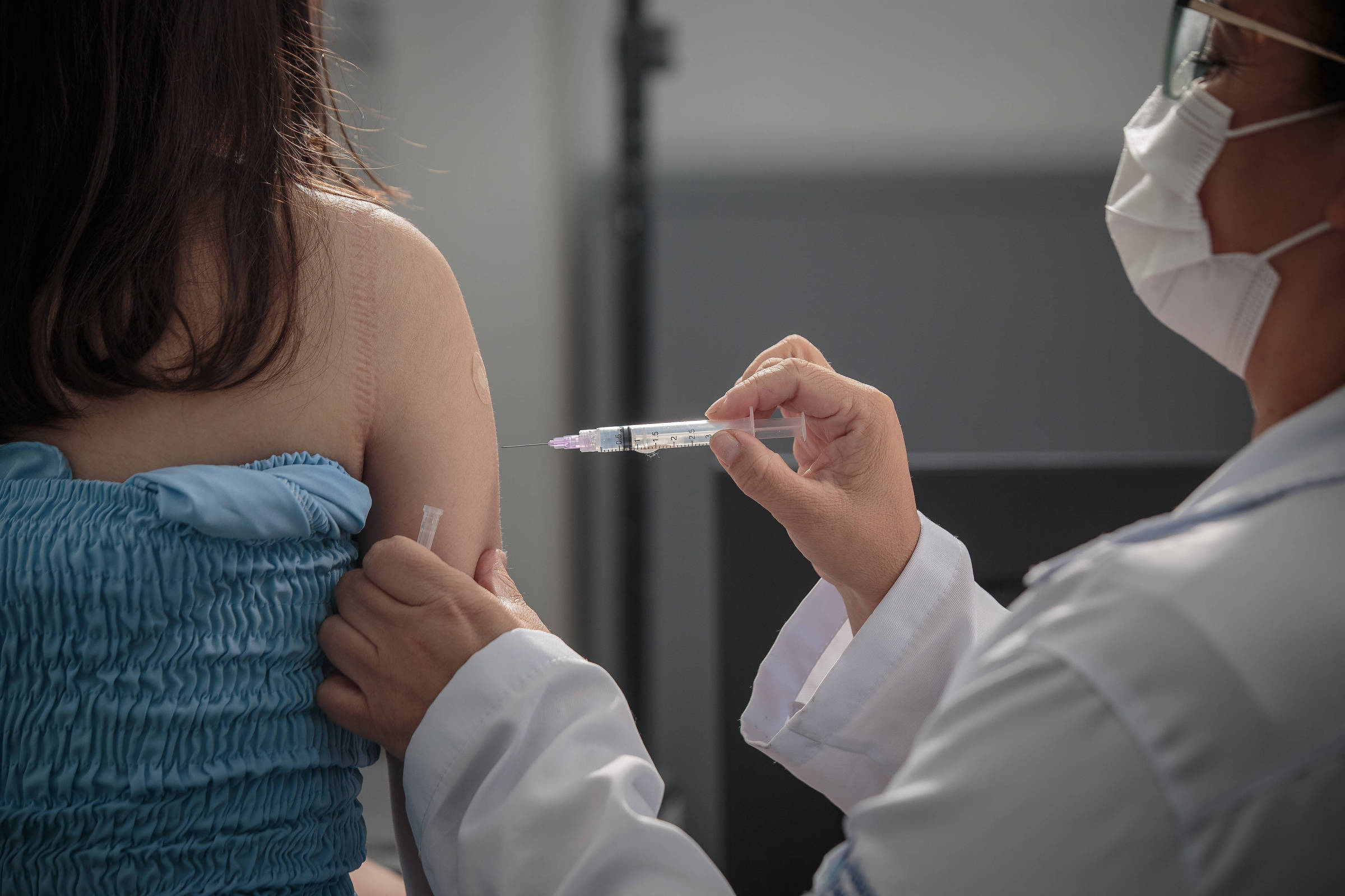 Vacinas de mRNA contra Covid prolongam vida de pacientes com câncer, diz estudo