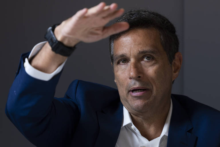Roberto Campos Neto, ex-presidente do Banco Central, propõe nova tributação para setor financeiro.