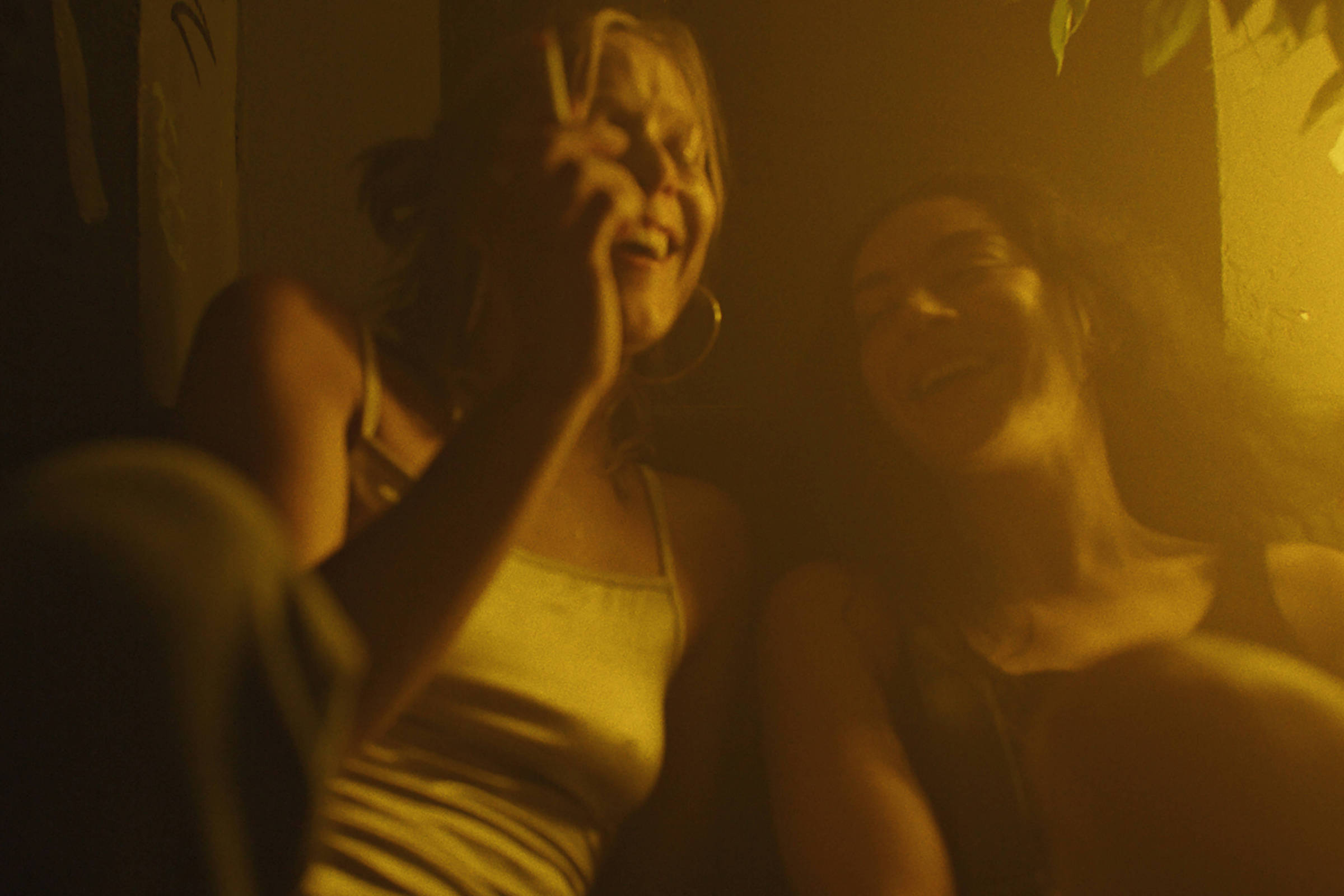 Charli XCX brilha como lava de vulcão em filme na Mostra de São Paulo