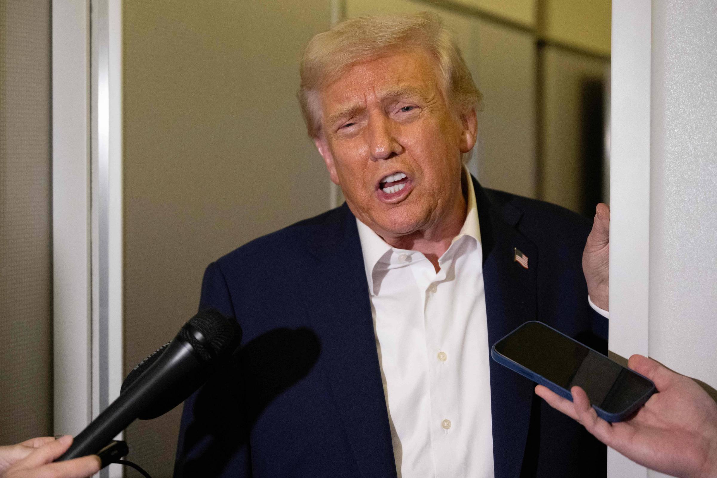 Trump anuncia sobretaxa de 10% para exportações do Canadá