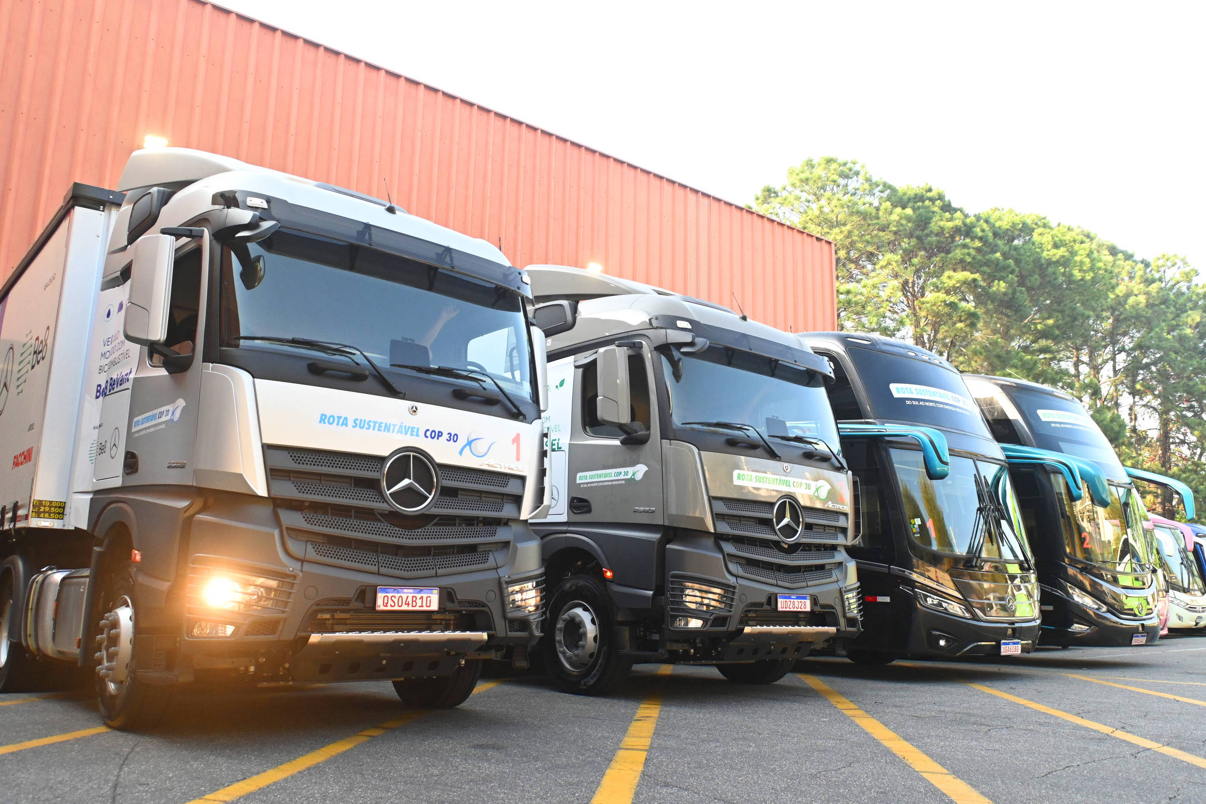 Mercedes faz nova aposta em um combustível alternativo para caminhões e ônibus