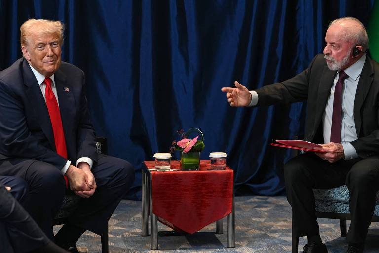 Presidentes Lula e Trump em encontro diplomático.