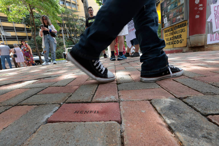 Calçadão do Reconhecimento na Praça Vladimir Herzog com nomes de jornalistas homenageados.