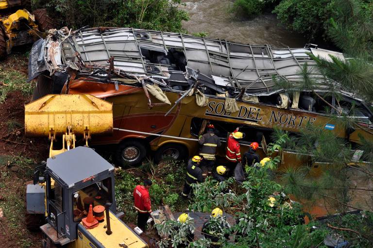 Colisão entre ônibus e automóvel deixa pelo menos nove mortos e 29 feridos na Argentina - 26/10/2025 - Mundo - Fotografia - Folha de S.Paulo