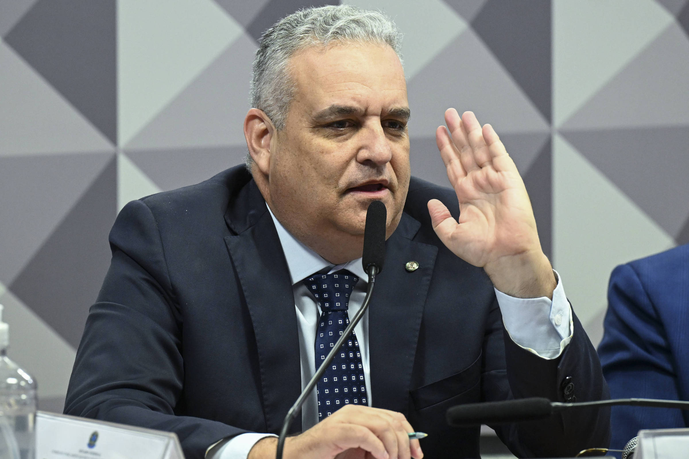 Relator da CPI do INSS diz para depoente ligar para amigo e faz interrogatório por viva voz