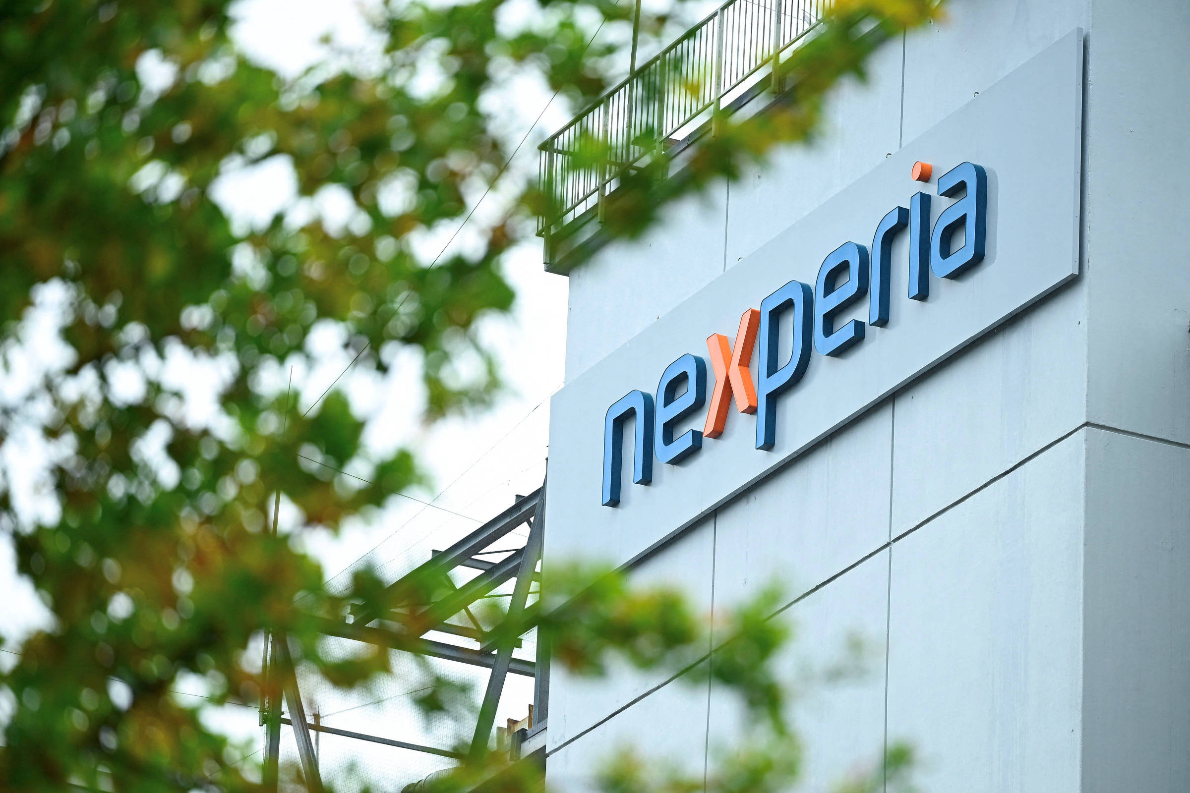 Nexperia enfrenta 'ameaça existencial' após intervenção holandesa, alerta controladora chinesa