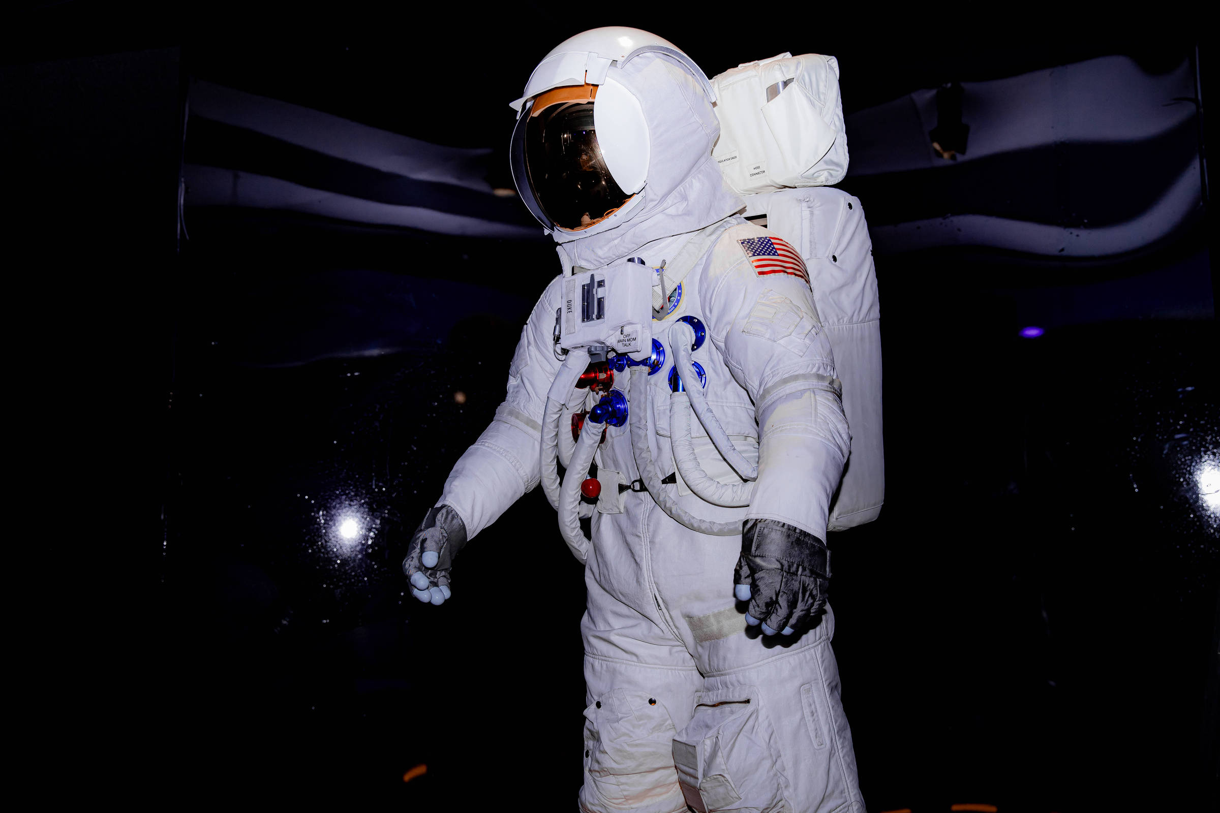 Nova exposição em São Paulo exibe traje de astronauta usado em treinamento da Nasa