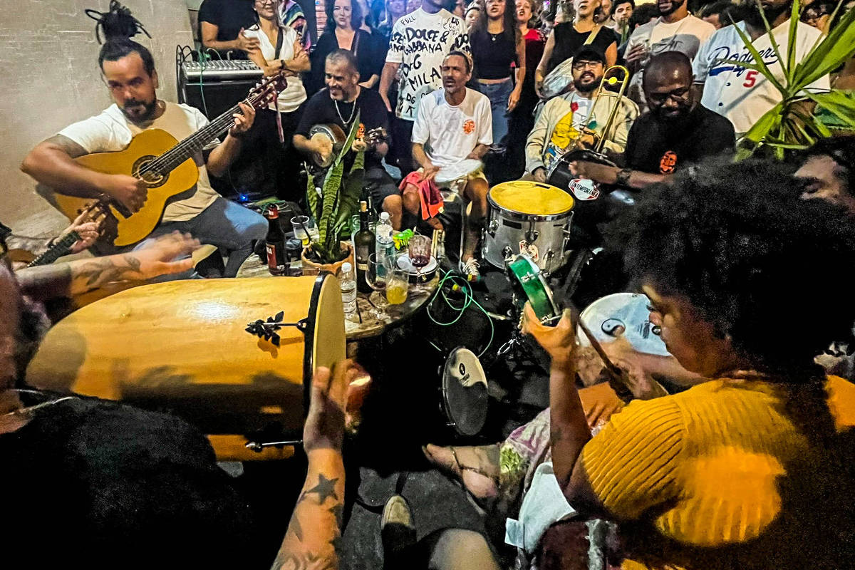 Conheça rodas que renovam tradição de samba na Barra Funda