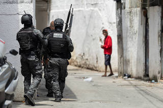 Policiais em operação na Vila Cruzeiro, no Complexo da Penha