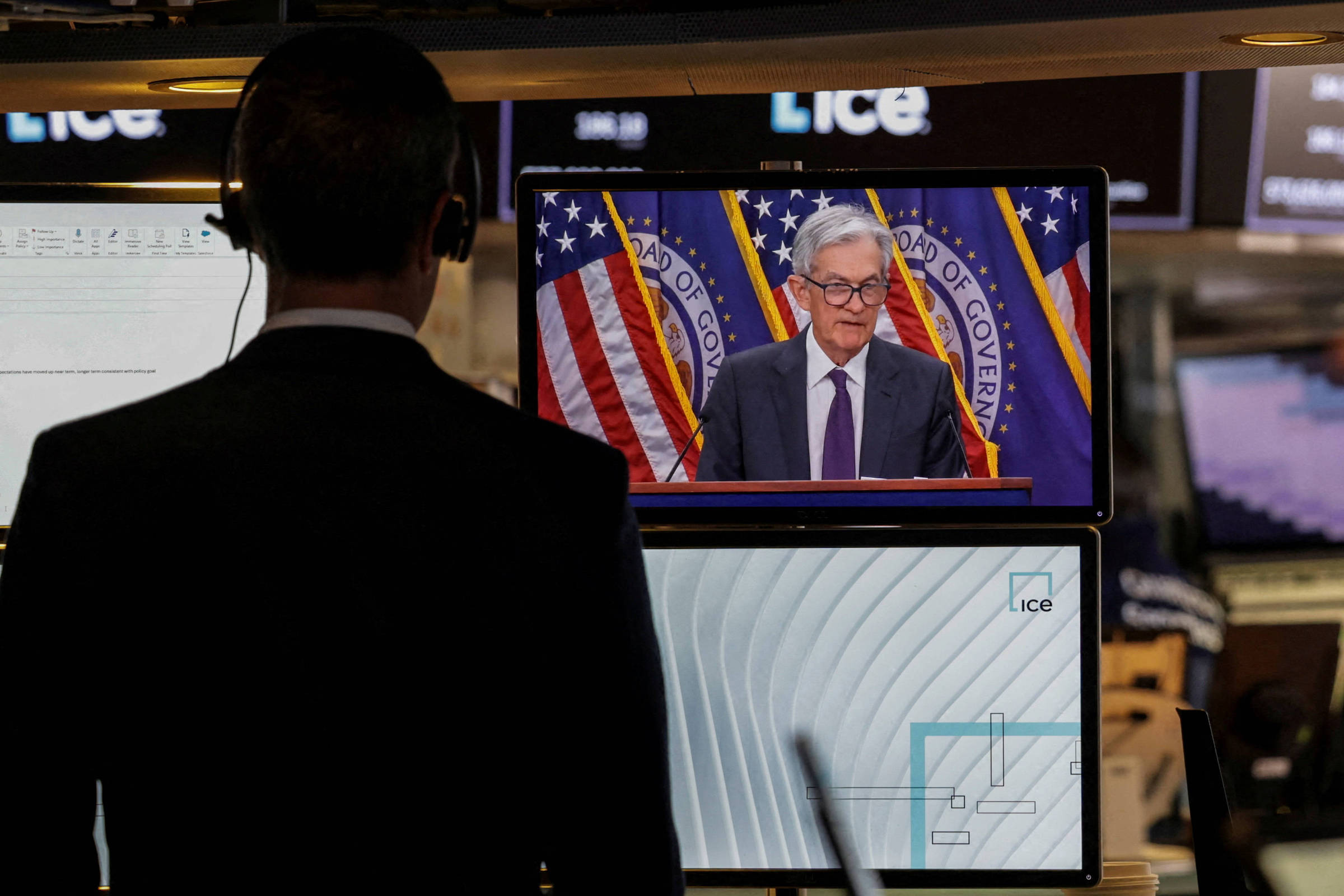 Dólar abre próximo da estabilidade nesta quarta sob expectativa de juros nos EUA e reunião entre Trump e Xi