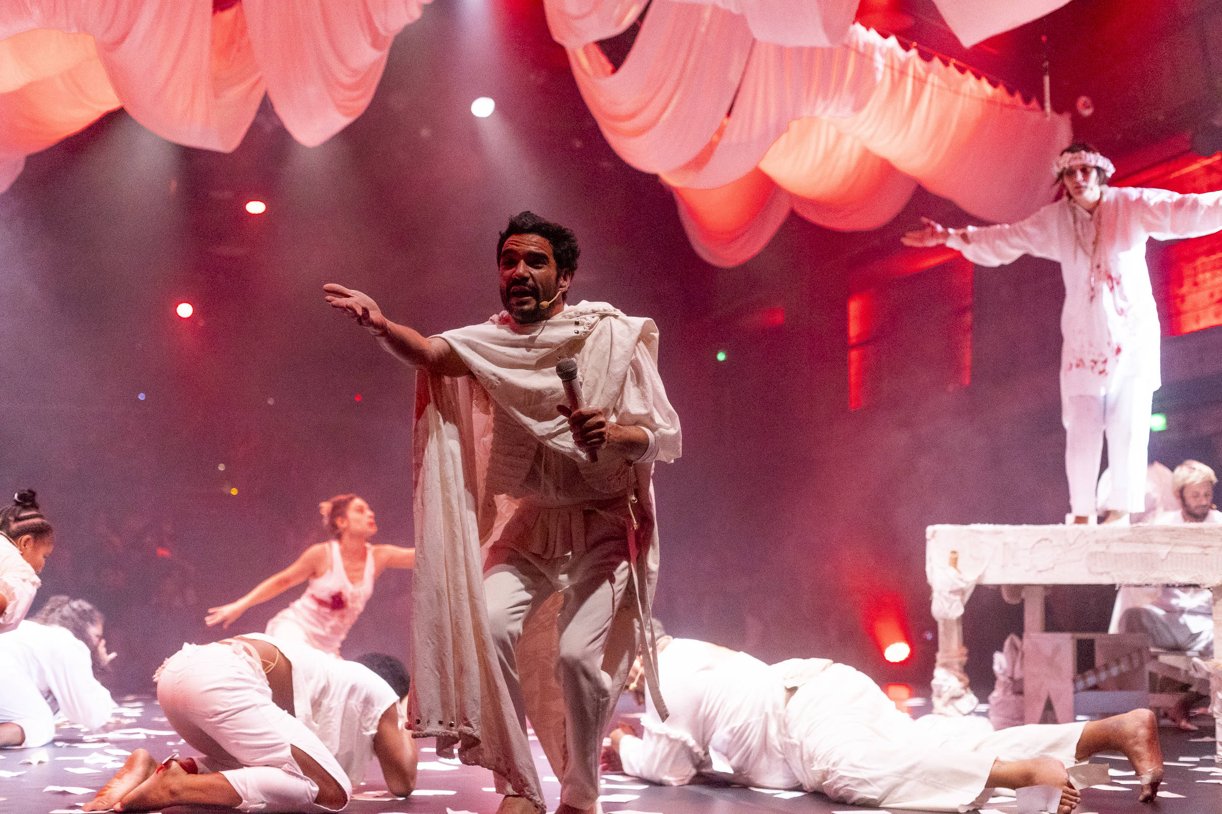 Caio Blat e Babu Santana retornam ao teatro de SP com 'Irmãos Karamázov'