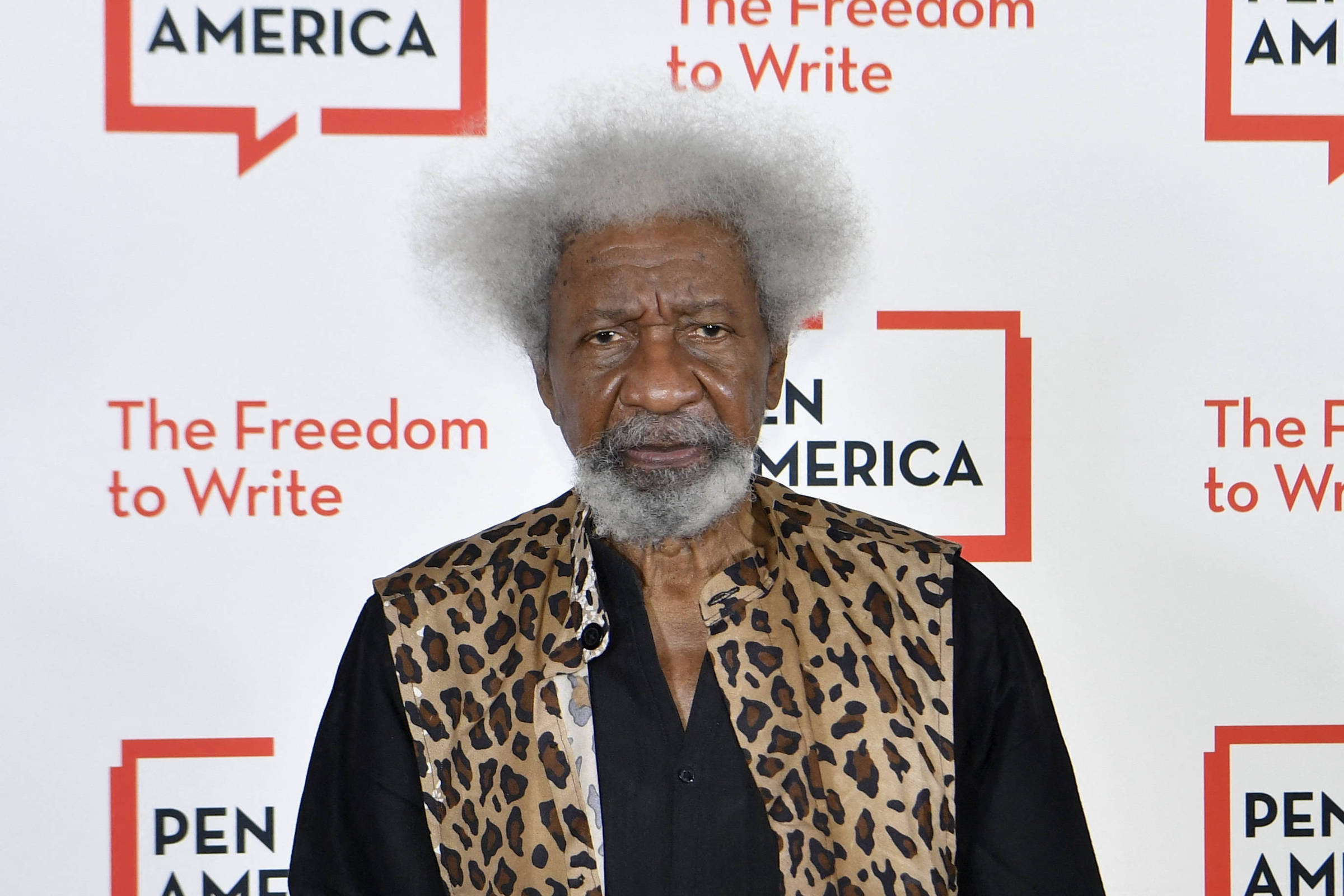 Wole Soyinka, vencedor do Nobel, diz ter visto revogado após fazer crítica a Trump
