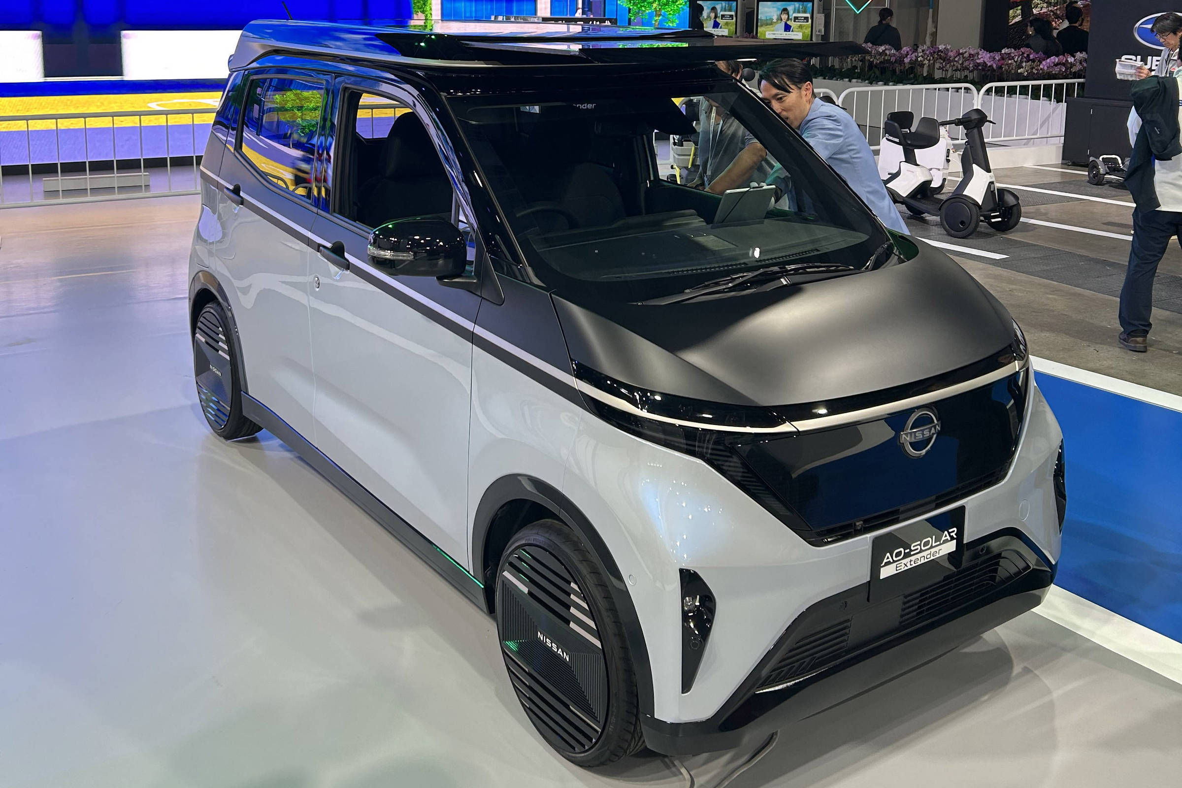 Nissan instala painel solar no teto de um carro elétrico; veja vídeo