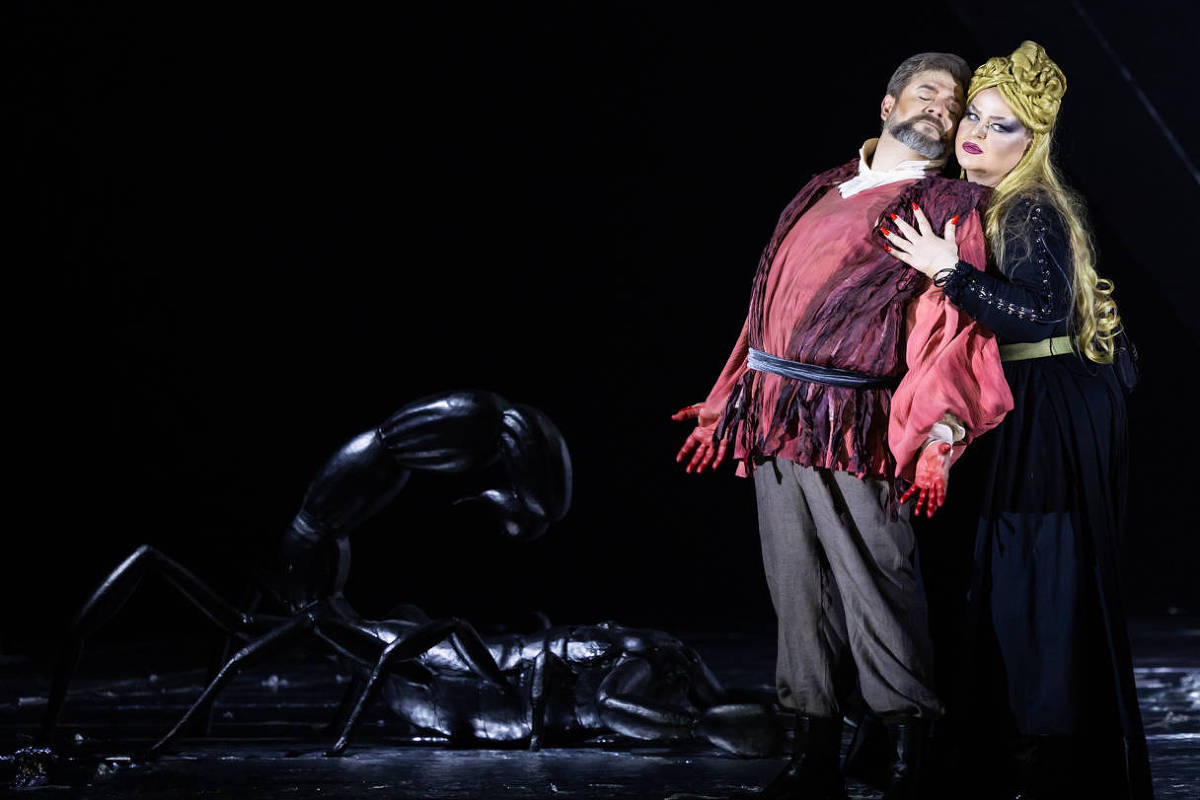 Ópera 'Macbeth' leva aura gótica ao Theatro Municipal em drama sobre a ambição