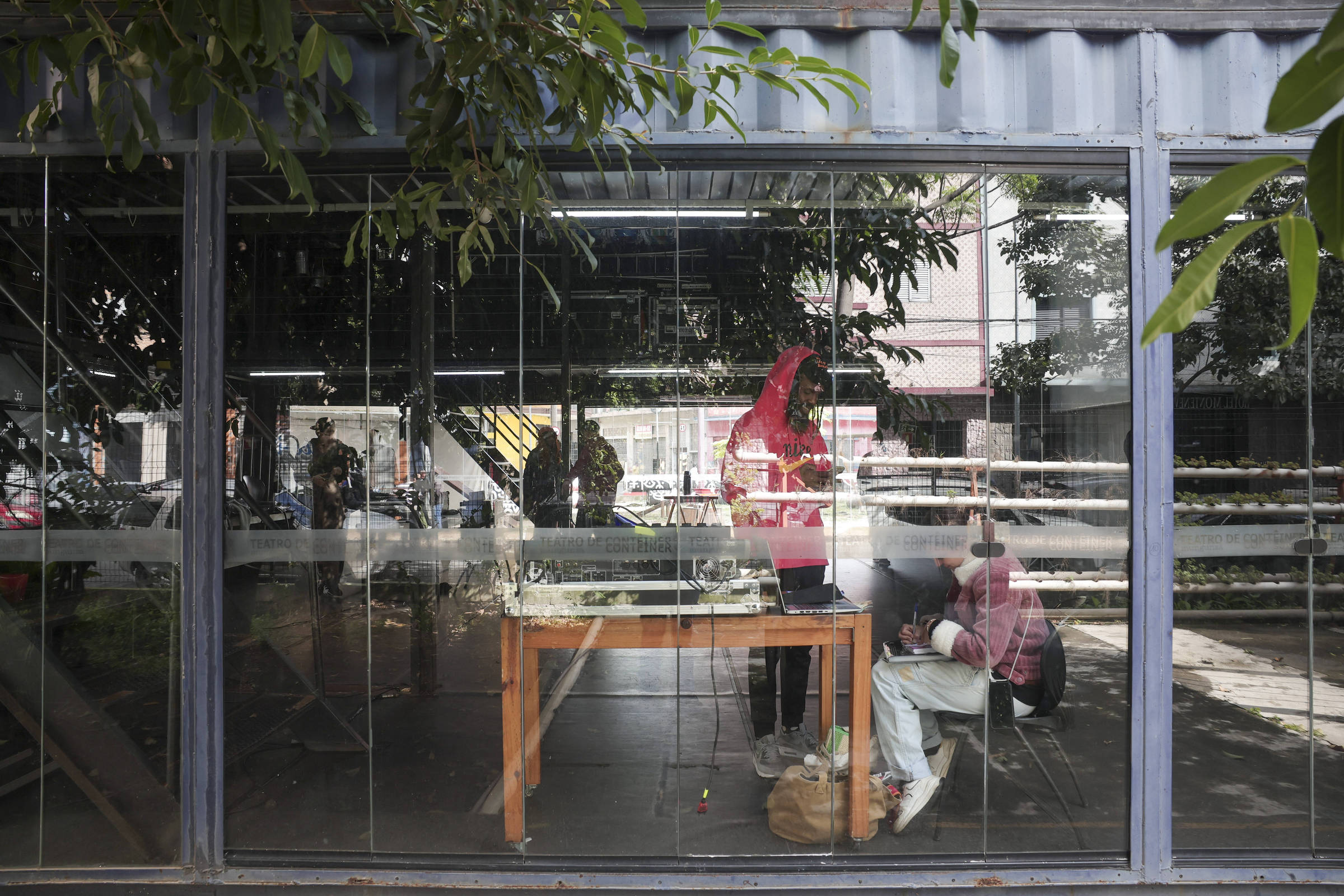 Melhor entre os espaços alternativos, Contêiner vence na categoria de até cem lugares