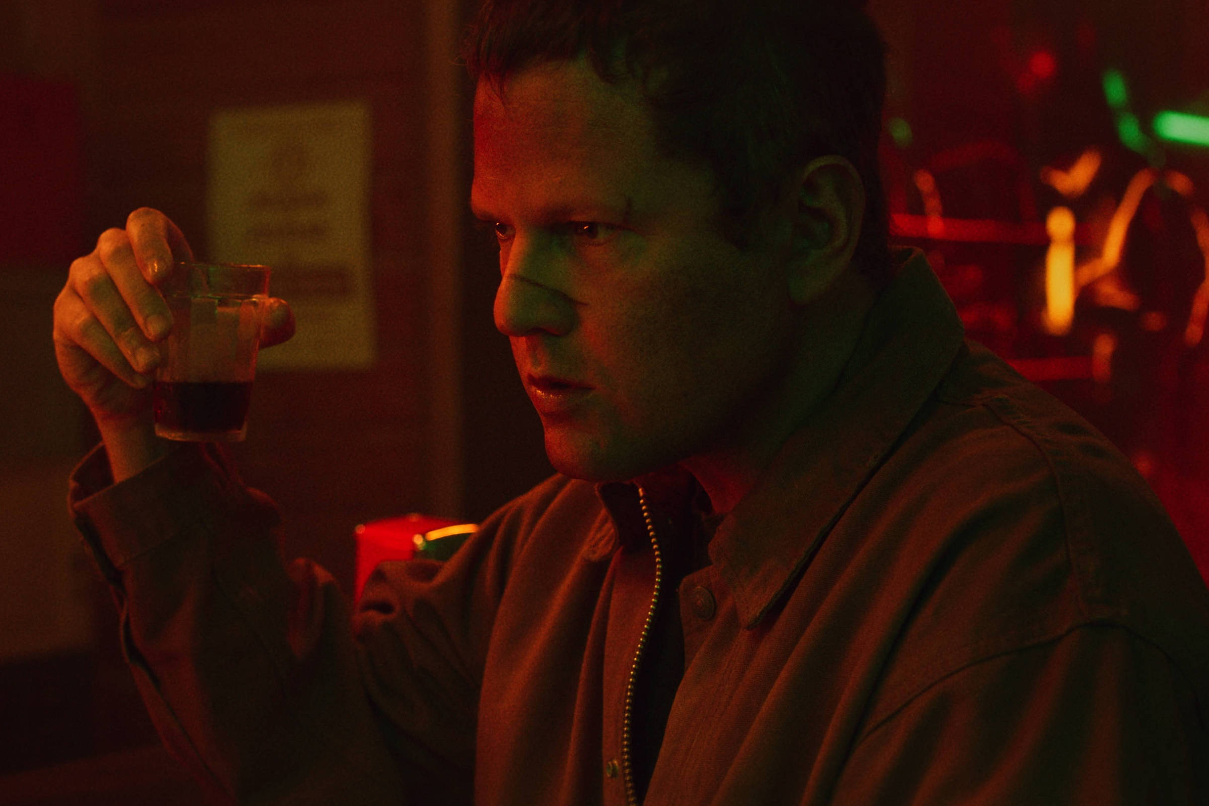 'Enterre seus Mortos' tem direção rigorosa como maior trunfo