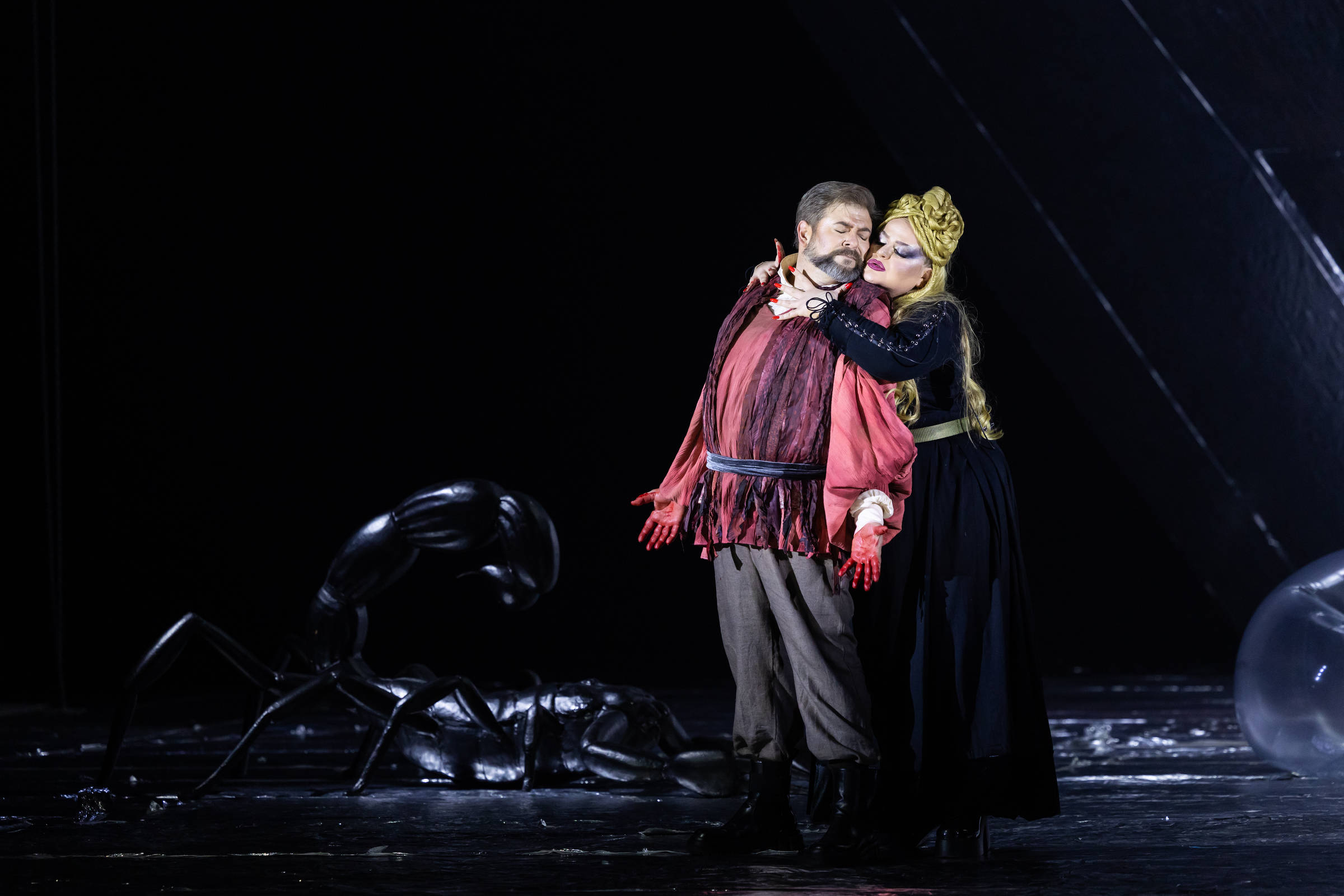 Música de excelência contrasta com direção das cenas em 'Macbeth'