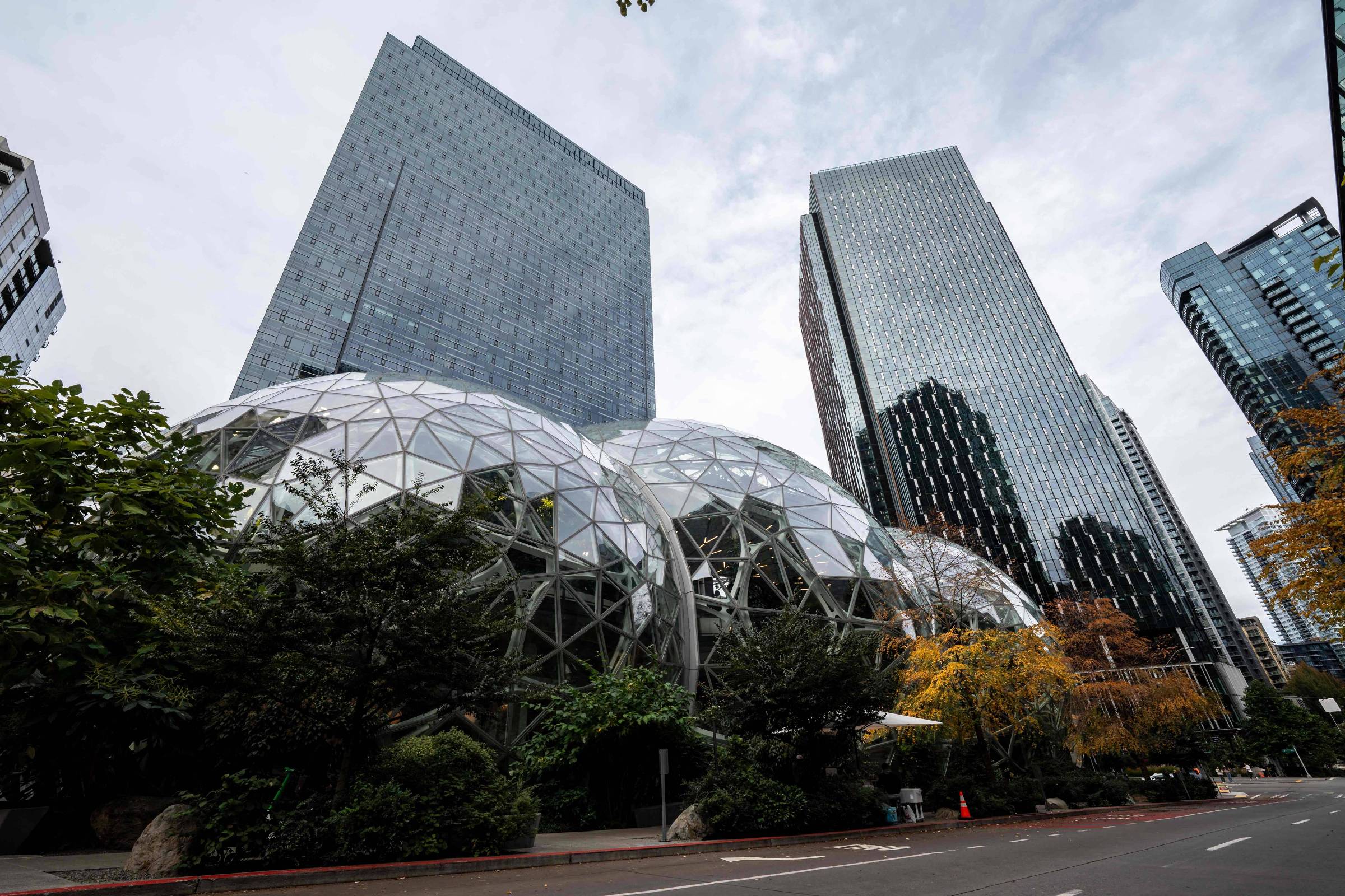 Empresas dos EUA ampliam demissões com avanço da IA e desaceleração econômica